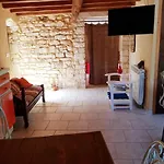 Petite Maison De Village, Lumineuse Et Silencieuse Feriehus Issirac