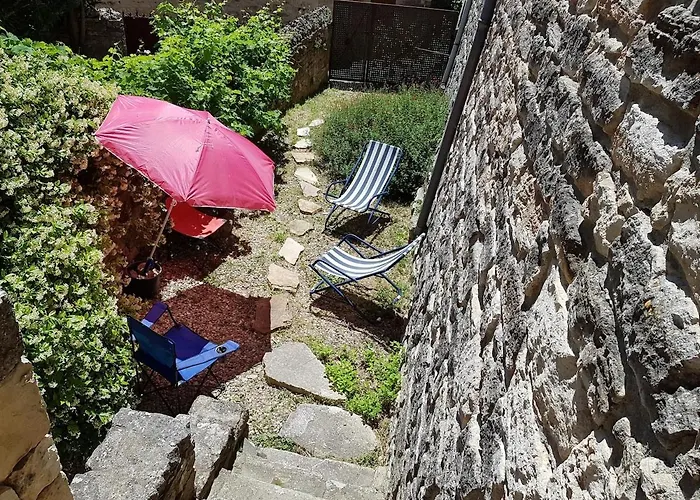 Holiday home Petite Maison De Village, Lumineuse Et Silencieuse Issirac