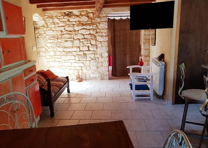 Petite Maison De Village, Lumineuse Et Silencieuse Holiday home Issirac